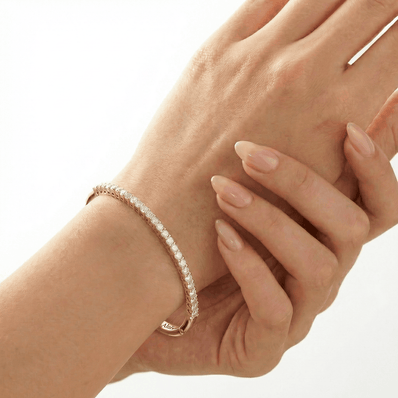 Women Tira Bangle