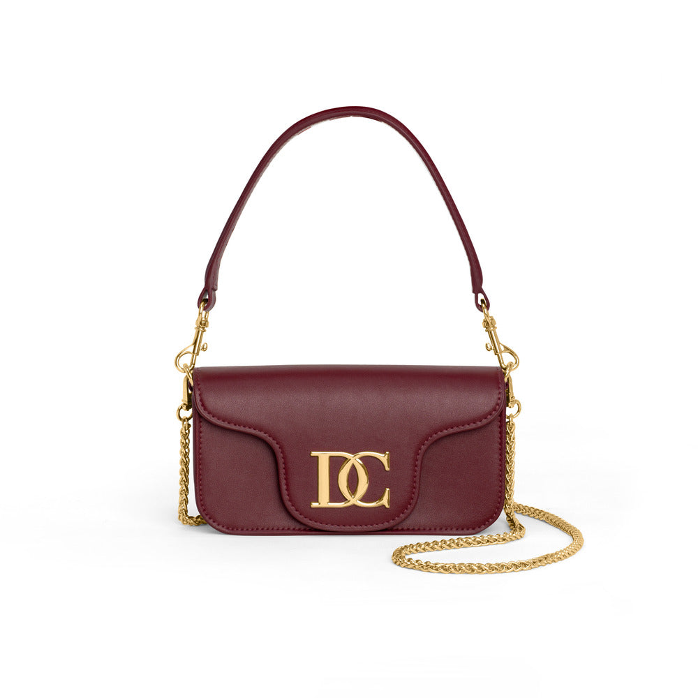 حقائب نسائية باللون الأحمر الخمري