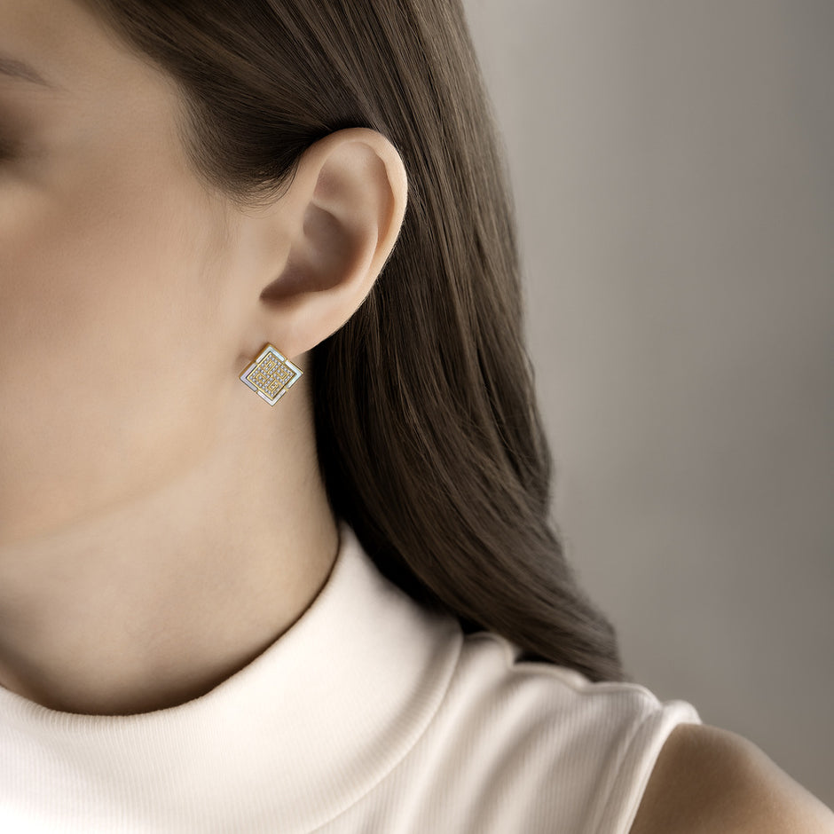 قرط نسائي ذهبي من مجموعة جوان