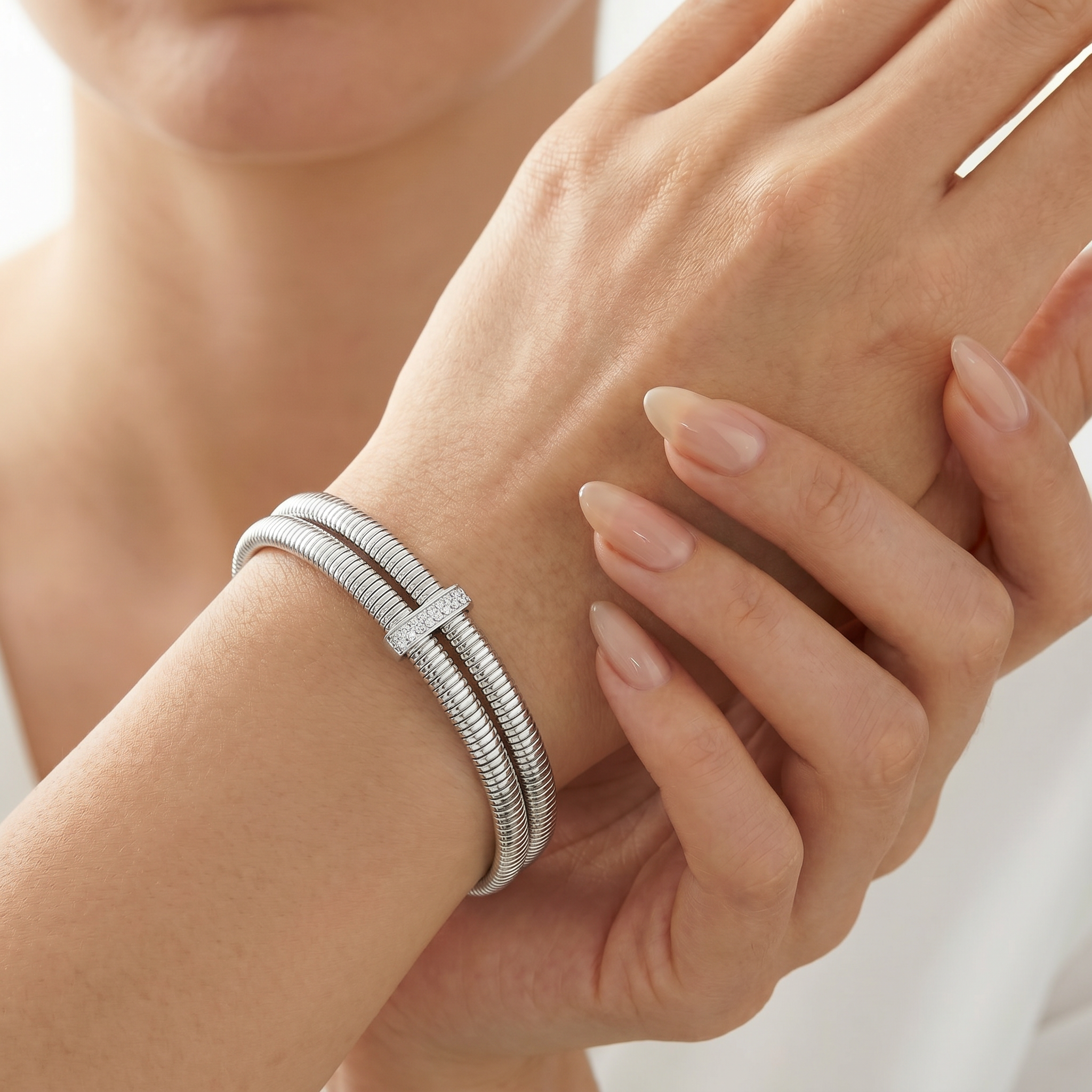 Women Onda Bangle