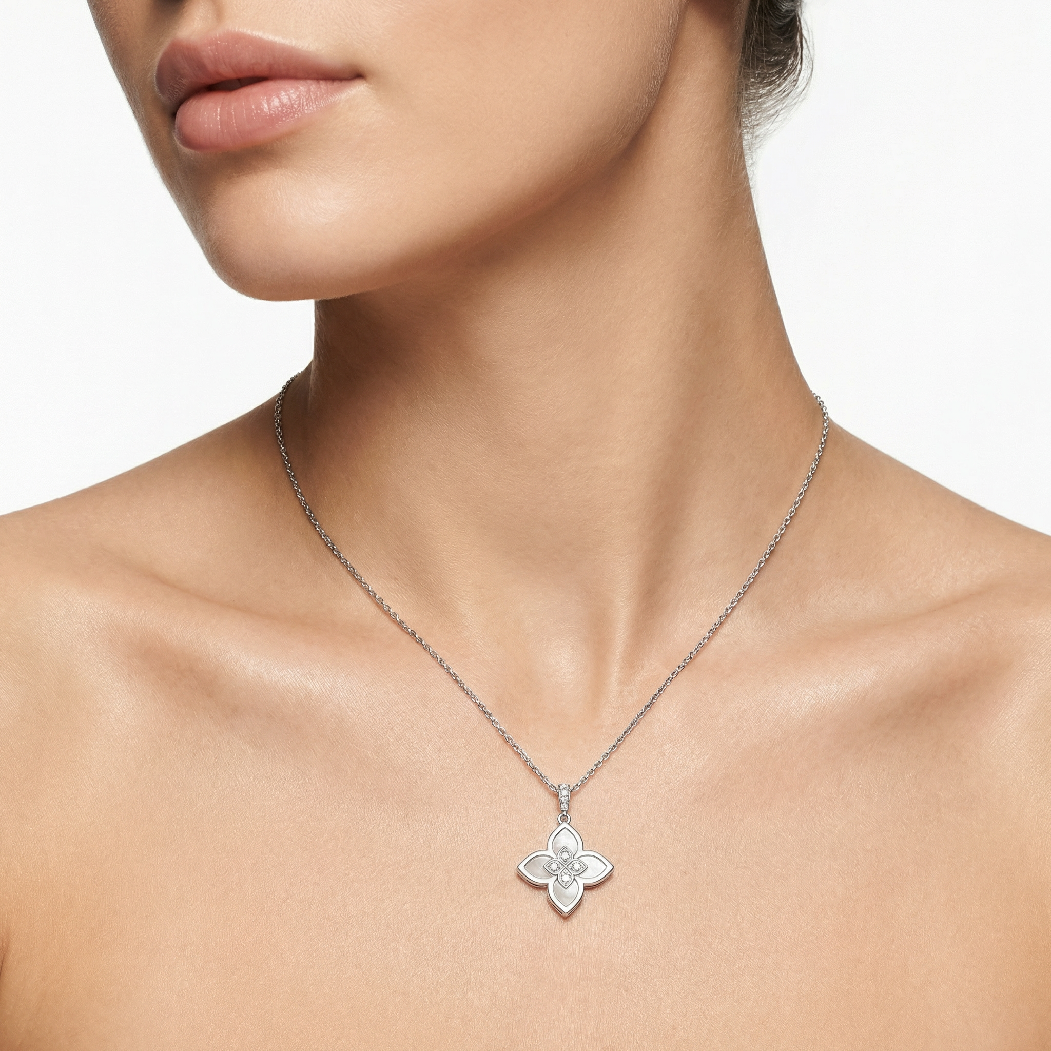 Women Nua Necklace