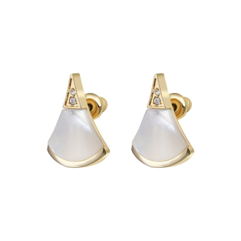 أقراط ذهبية للنساء