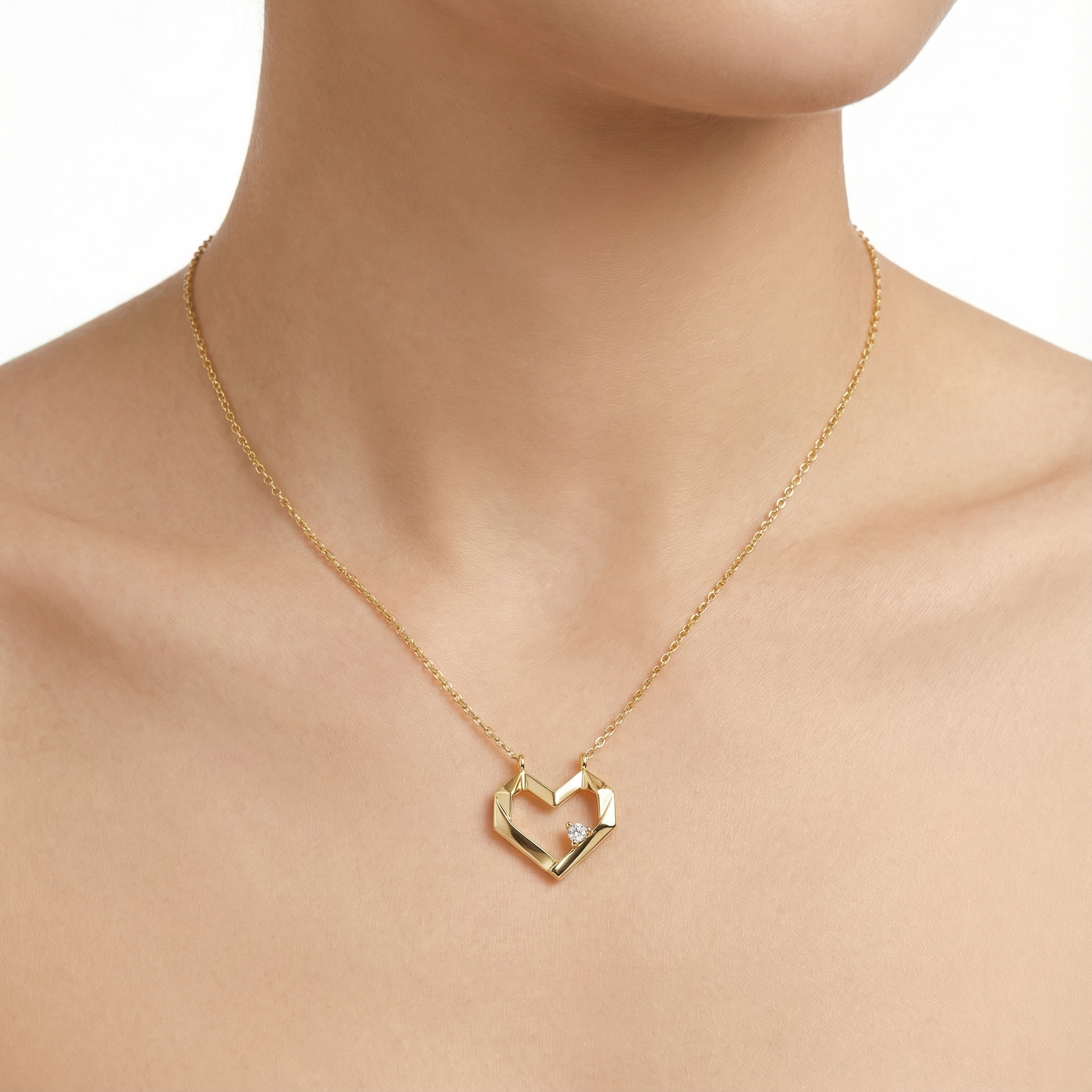 قلادة ذهبية للنساء